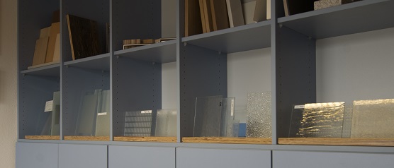 Muster der verschiedenen Glasarten für Fenster, Haus- und Innentüren in unserem Ausstellungsraum