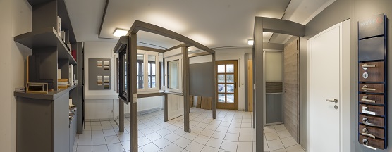 Blick auf den Ausstellungsraum der Schreinerei Selbitschka mit Fenster, Haus- und Innentüren
