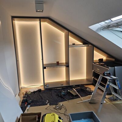 Blick auf den offenen, begehbaren Kleiderschrank während der Montage.